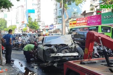 Xe container tông ô tô BMW, nhiều người thoát chết