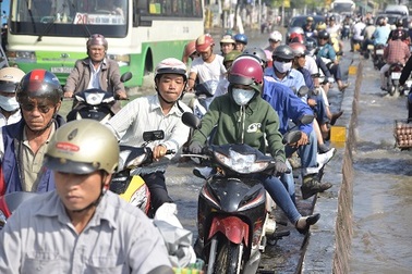 Triều cường đạt đỉnh, người Sài Gòn “bơi” trong dòng nước đen ngòm