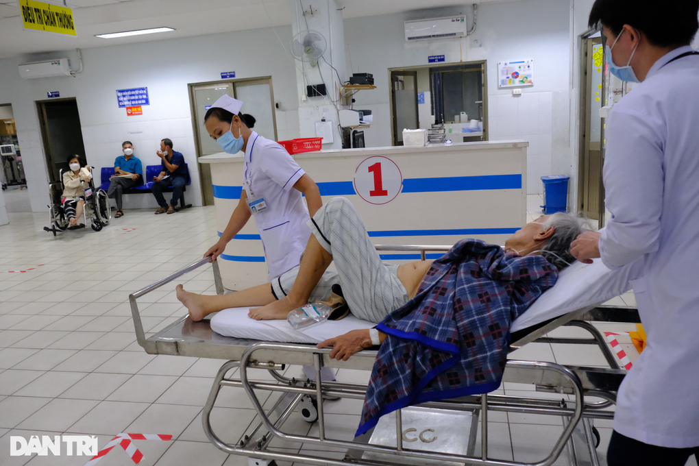 Điều dưỡng 20 năm trực cấp cứu Tết, sáng mùng 1 chạy 30km ngủ gục về nhà - 4 Điều dưỡng 20 năm trực cấp cứu Tết, sáng mùng 1 chạy 30km ngủ gục về nhà - 4