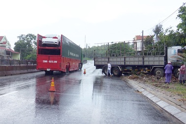 Xe tải mất lái lao mạnh đâm sập nhà dân