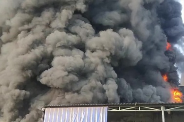 Nhà xưởng mút xốp rộng 500m2 bốc cháy dữ dội