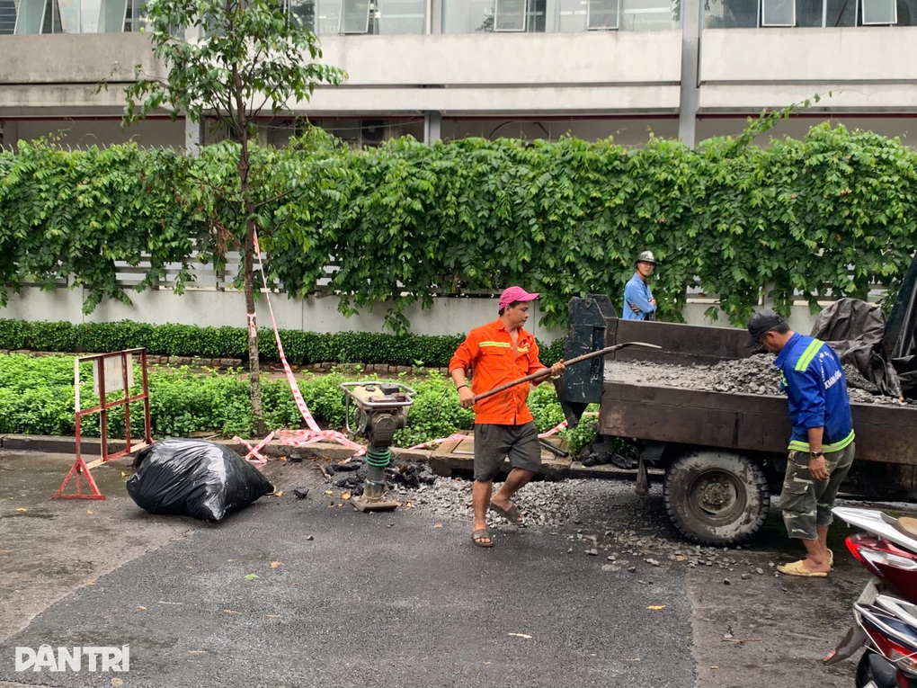 Xuất hiện hố sâu trên đường trung tâm TPHCM do bể cống thoát nước - 2 Xuất hiện hố sâu trên đường trung tâm TPHCM do bể cống thoát nước - 2