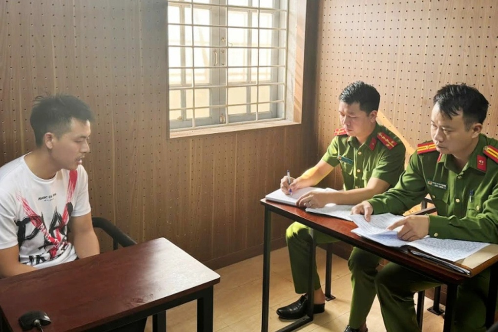 Tài xế xe bán tải tông 9 ô tô đỗ bên đường khi chạy trốn CSGT - 1 Tài xế xe bán tải tông 9 ô tô đỗ bên đường khi chạy trốn CSGT - 1