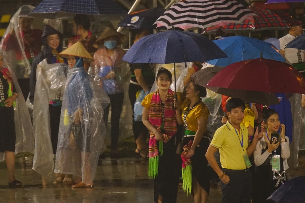 Mãn nhãn đêm nghệ thuật Xòe Thái - Tinh hoa miền di sản trong mưa - 2 Mãn nhãn đêm nghệ thuật Xòe Thái - Tinh hoa miền di sản trong mưa - 2