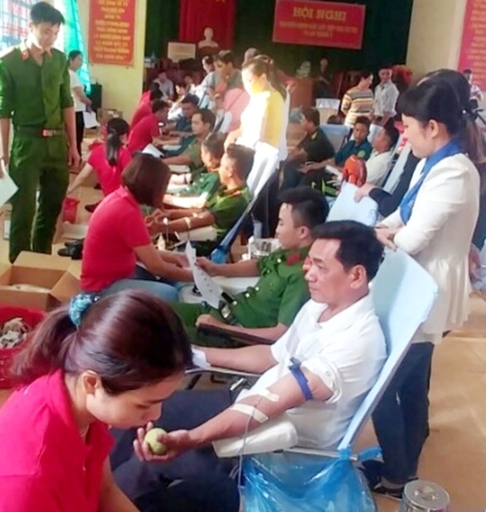 Bảo vệ trường học có hơn 30 lần hiến máu tình nguyện - 2 Bảo vệ trường học có hơn 30 lần hiến máu tình nguyện - 2