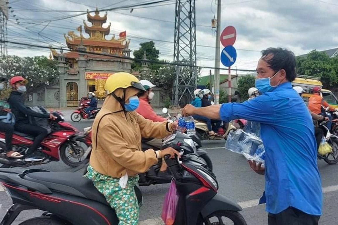 Công nhân ấm lòng nhận nước, sữa trên đường trở lại TPHCM - 3 Công nhân ấm lòng nhận nước, sữa trên đường trở lại TPHCM - 3