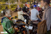 Khách sân bay khó bắt taxi qua app, phải trả tiền gấp đôi để đi xe "cò mồi"