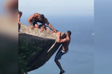 Chàng trai vạm vỡ đu xuống “mỏm đá sống ảo” mà không thể trèo lên