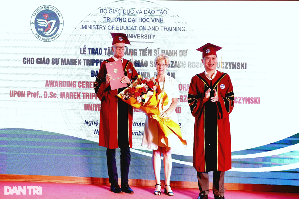 Trao bằng tiến sĩ danh dự tới 2 giáo sư Vật lý Ba Lan - 1 Trao bằng tiến sĩ danh dự tới 2 giáo sư Vật lý Ba Lan - 1