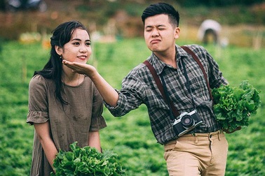 Ảnh cưới giản dị tại vườn rau sạch của cặp đôi mơ về cuộc sống bình yên