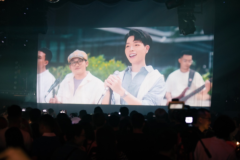 Đức Phúc bất ngờ xuất hiện trong liveshow của Da LAB - 2 Đức Phúc bất ngờ xuất hiện trong liveshow của Da LAB - 2