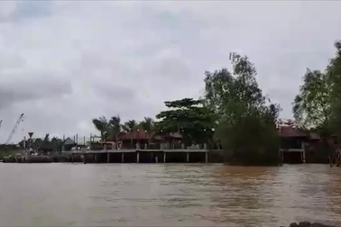 Cận cảnh resort lấn "đất vàng" bờ sông Hậu