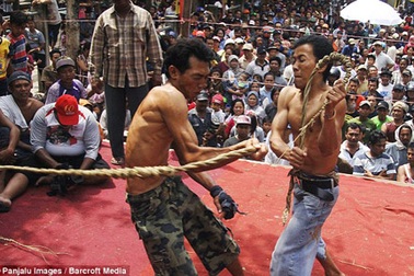 Nghi lễ quất roi... cầu mưa lạ lùng ở Indonesia