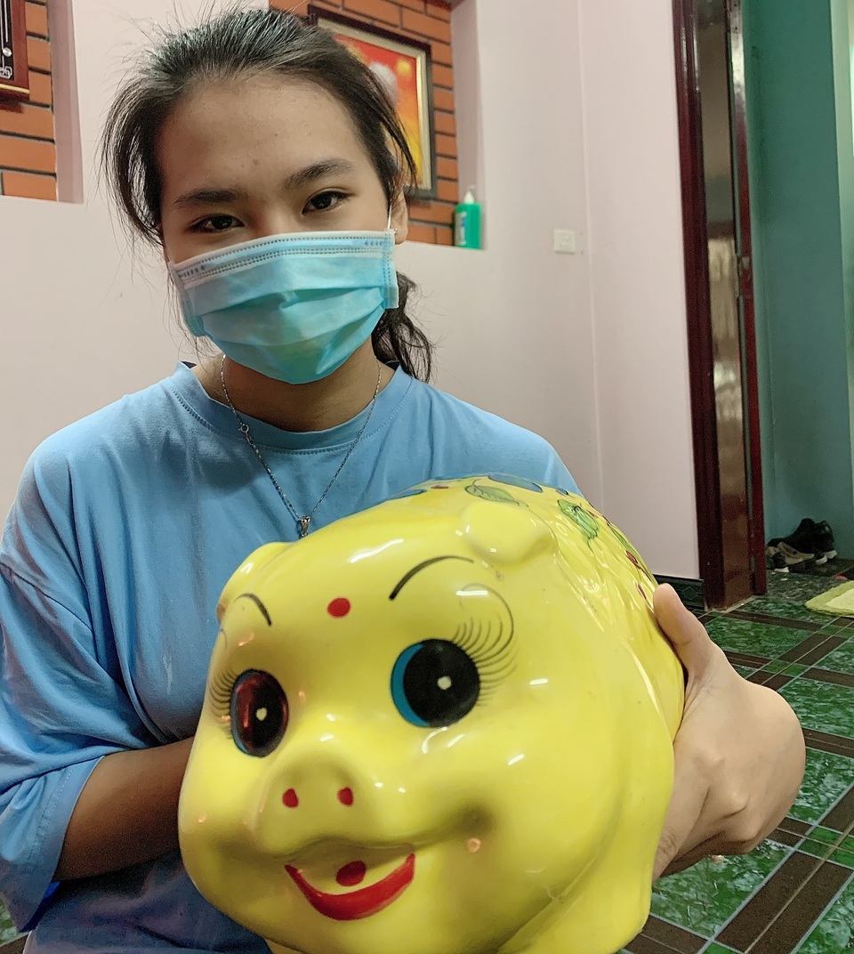 Nhiều em học sinh và cô giáo đập lợn ủng hộ tuyến đầu chống “giặc” Covid-19 - 4 Nhiều em học sinh và cô giáo đập lợn ủng hộ tuyến đầu chống “giặc” Covid-19 - 4