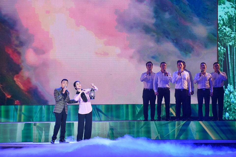 Nồng nàn, sâu lắng với chương trình “Tổ quốc tôi chưa đẹp thế bao giờ” - 4 Nồng nàn, sâu lắng với chương trình “Tổ quốc tôi chưa đẹp thế bao giờ” - 4