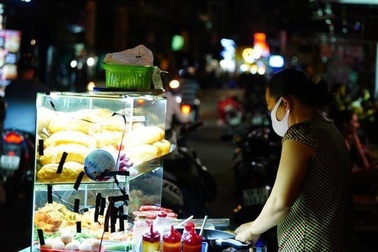 Bị sa thải, người phụ nữ trung niên giấu con đi làm "ô sin"