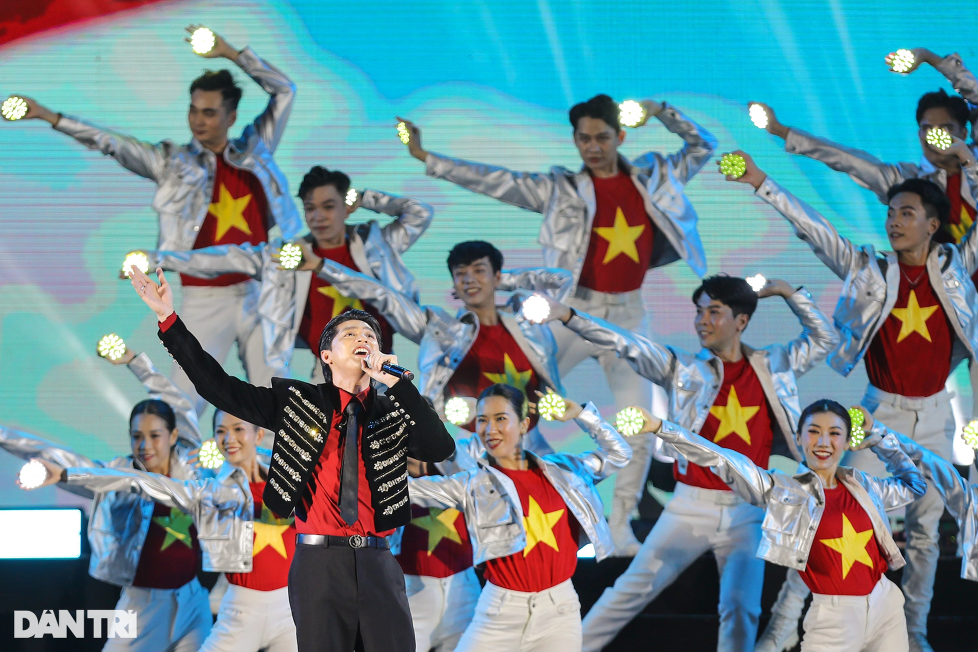 Hàng nghìn người chen chân ở núi Bà Đen xem Tây Ninh - Khúc hát tự hào - 6 Hàng nghìn người chen chân ở núi Bà Đen xem Tây Ninh - Khúc hát tự hào - 6