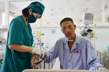 Một người đàn ông suýt chết khi ăn tiết canh lợn