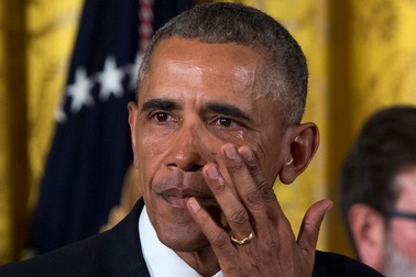 Tổng thống Obama bật khóc trong tiệc chia tay