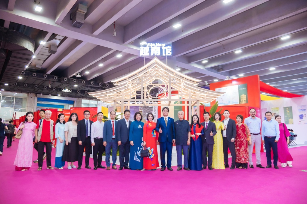 “Ngôi nhà Việt Nam” rực rỡ, sống động tại Lễ hội sách quốc tế ở Trung Quốc - 1 “Ngôi nhà Việt Nam” rực rỡ, sống động tại Lễ hội sách quốc tế ở Trung Quốc - 1