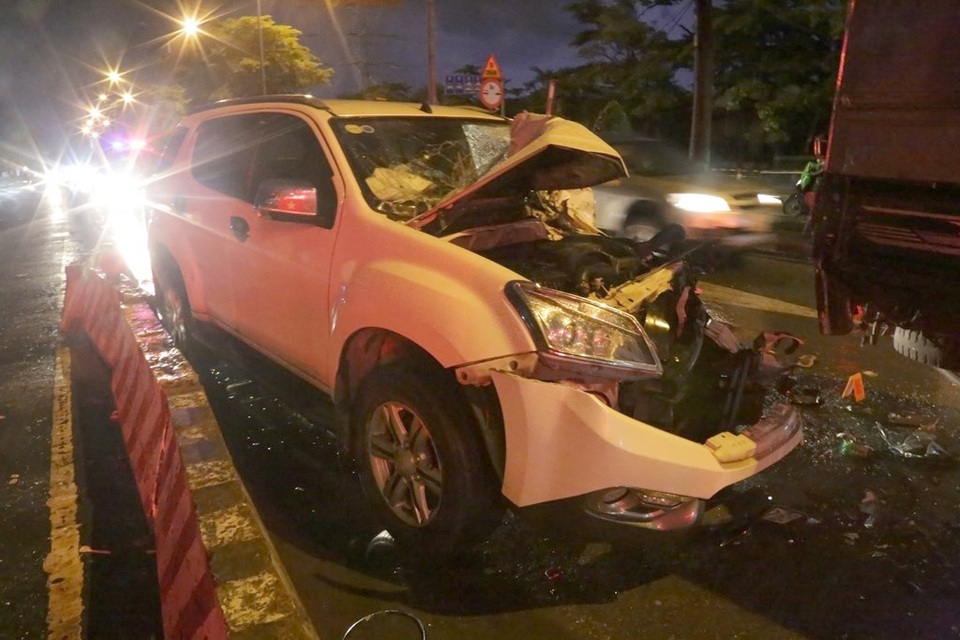 Ô tô 7 chỗ lao vào dòng phương tiện đang dừng đèn đỏ - 4 Ô tô 7 chỗ lao vào dòng phương tiện đang dừng đèn đỏ - 4