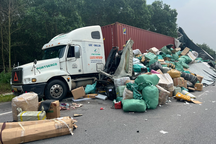 Xe tải đâm vào ô tô đầu kéo đang dừng đỗ trên cao tốc Cam Lộ - La Sơn