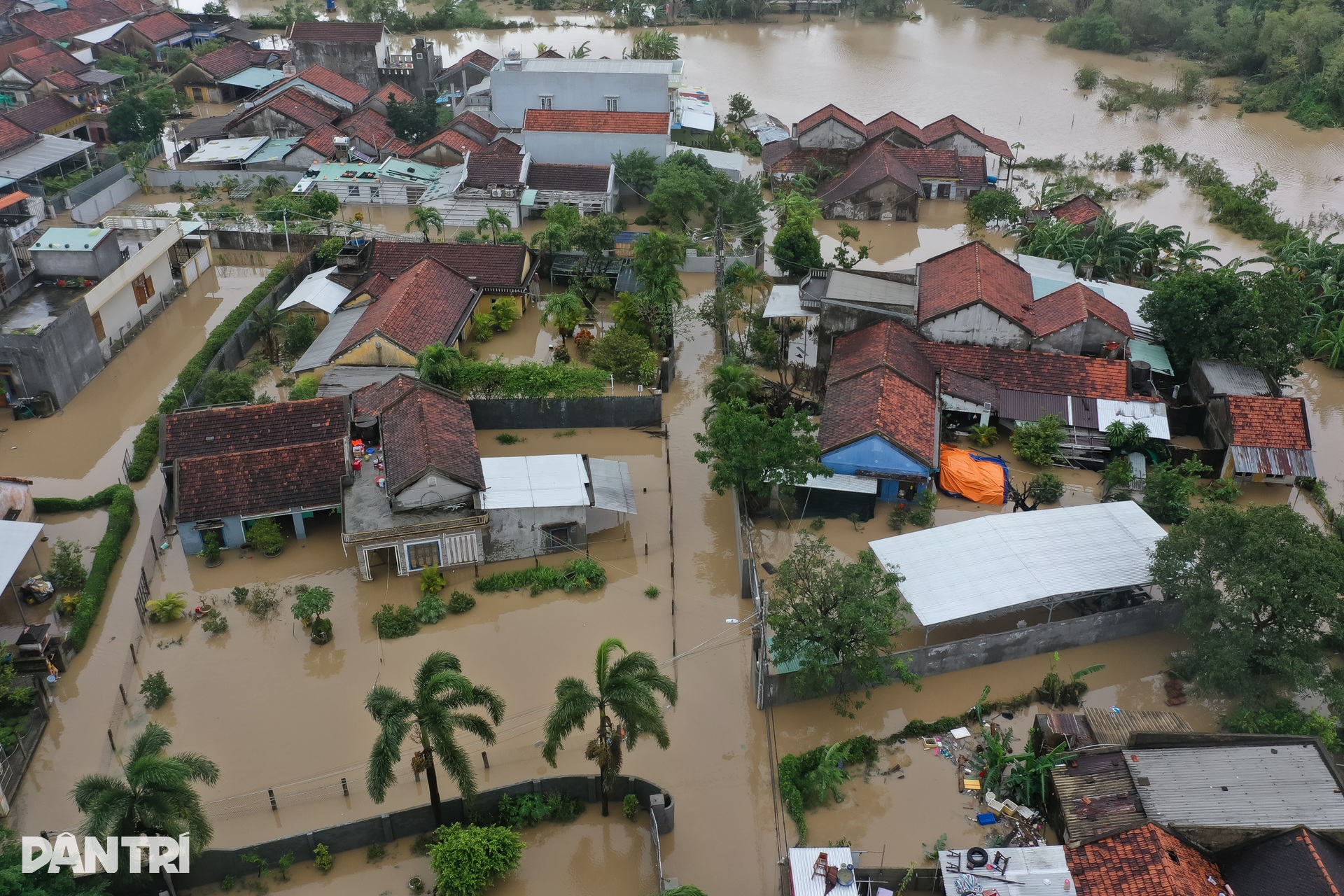 Ngày thứ ba vùng lũ Phú Yên oằn mình giữa biển nước mênh mông - 12