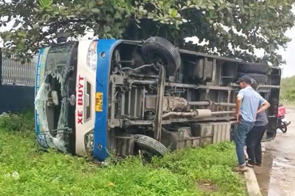 Xe buýt lật ngang, tài xế và nhân viên đập cửa giải cứu hành khách - 1 Xe buýt lật ngang, tài xế và nhân viên đập cửa giải cứu hành khách - 1