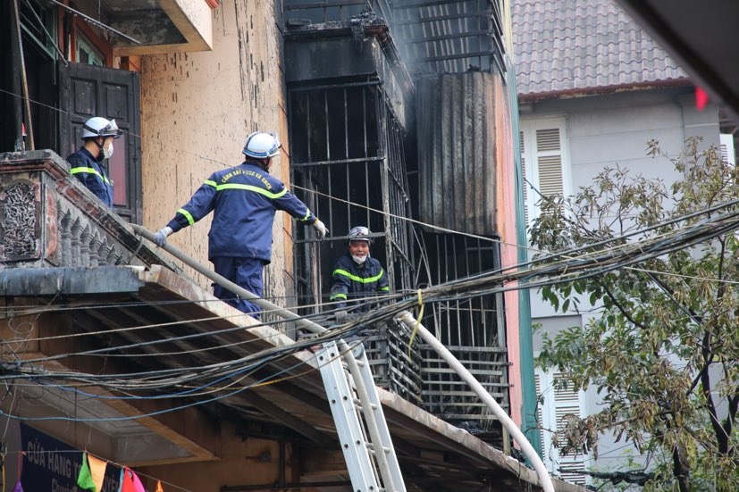 Hai ngôi nhà ở Hà Nội cháy ngùn ngụt, khói bốc cao hàng chục mét - 3