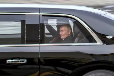 Động thái đặc biệt của ông Trump: Mời ông Putin lên siêu xe "Quái thú"