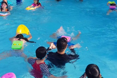 Khánh Hòa: Nắng nóng, học sinh đổ xô đi học bơi, giải nhiệt