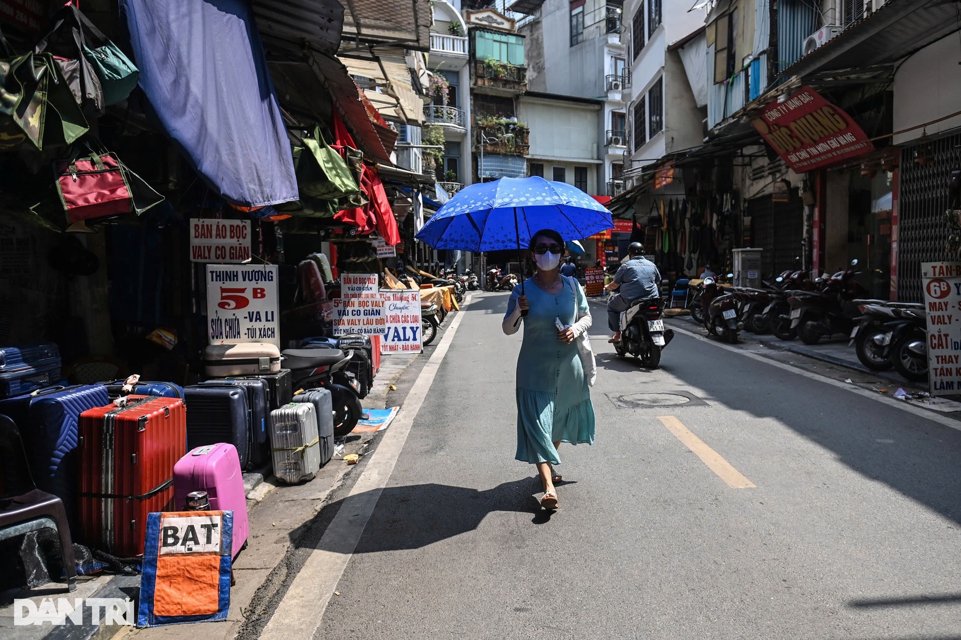 Hà Nội: Tái diễn cảnh chiếm dụng vỉa hè, đẩy người đi bộ xuống lòng đường - 14 Hà Nội: Tái diễn cảnh chiếm dụng vỉa hè, đẩy người đi bộ xuống lòng đường - 14