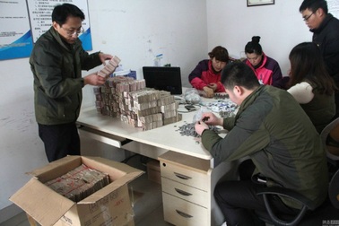 Mang hơn 175 triệu đồng tiền lẻ đi tậu xe mới