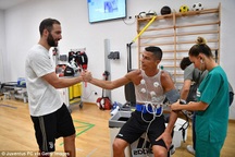 C.Ronaldo tái ngộ Higuain trong ngày trở lại Juventus