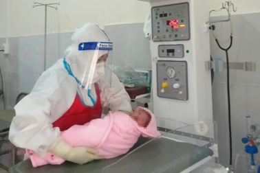 Gia Lai: Một bé trai nặng 3,3 kg chào đời tại Bệnh viện điều trị Covid-19