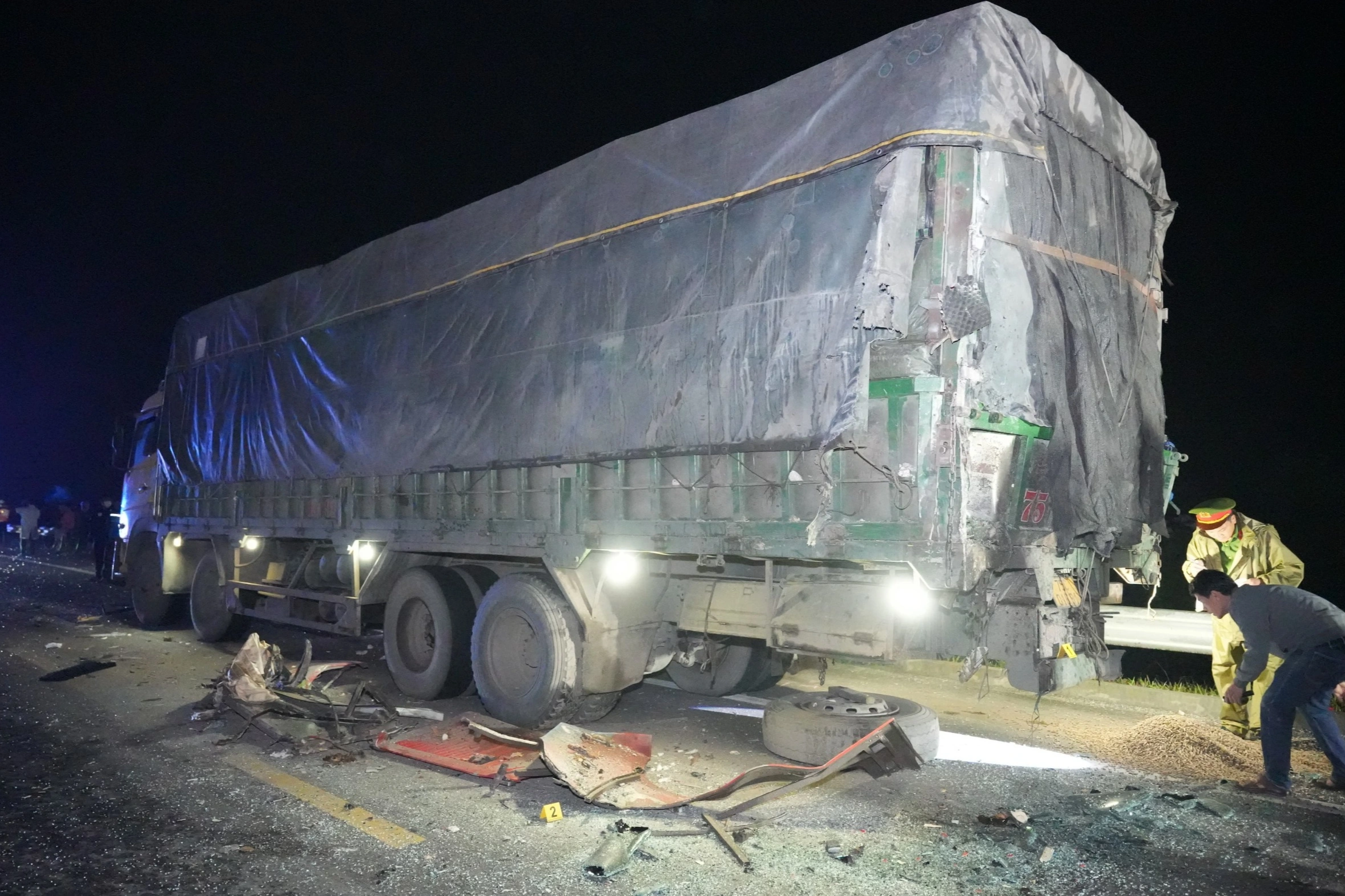 Hiện trường tai nạn thảm khốc trên cao tốc Cam Lộ - La Sơn - 2