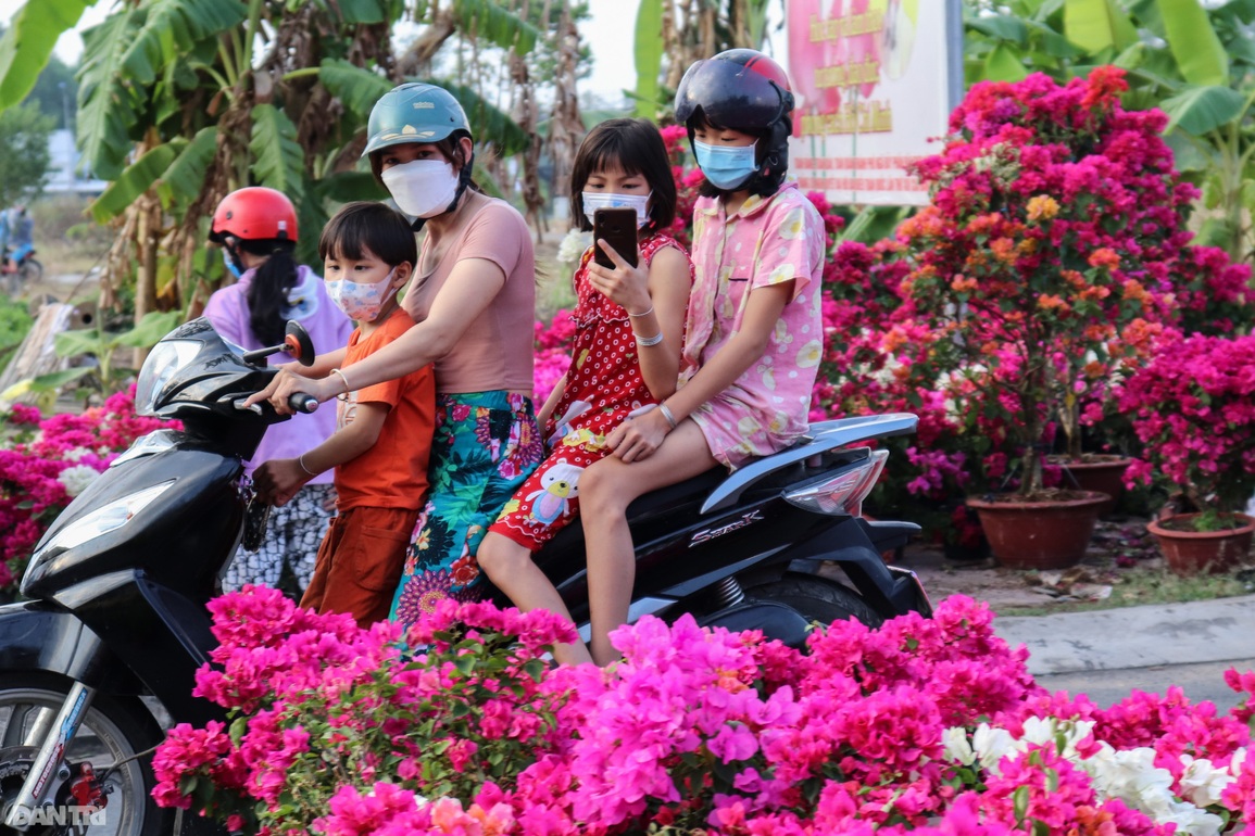 Người bán hoa lo cảnh đón Tết trên đường về nhà - 2 Người bán hoa lo cảnh đón Tết trên đường về nhà - 2