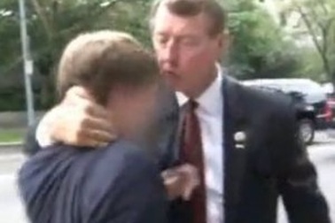 Nghị sĩ Mỹ “sửng cồ” với sinh viên