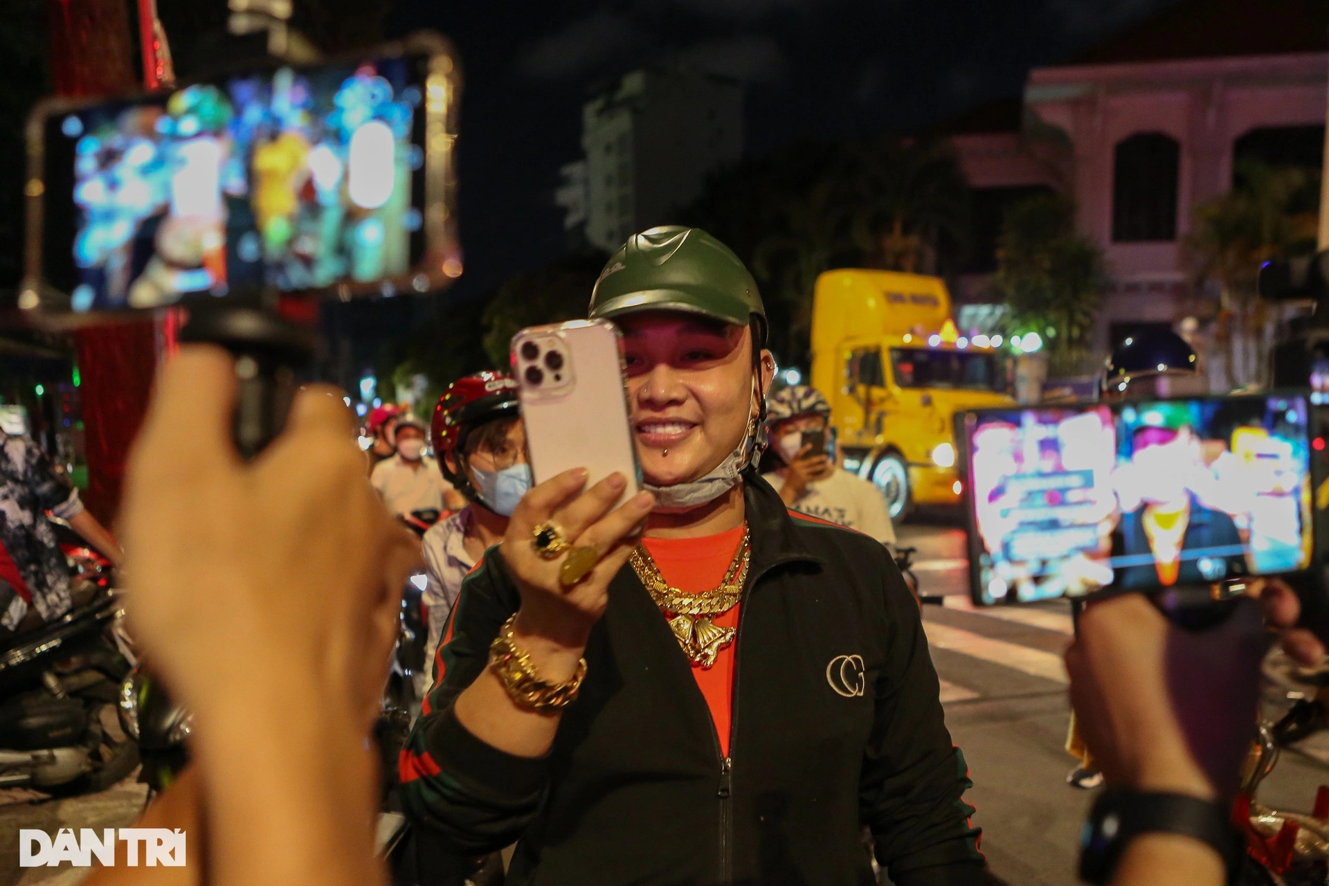 Hơn 4 giờ phong tỏa, khám xét nhà bà Phương Hằng trong đêm - 8 Hơn 4 giờ phong tỏa, khám xét nhà bà Phương Hằng trong đêm - 8