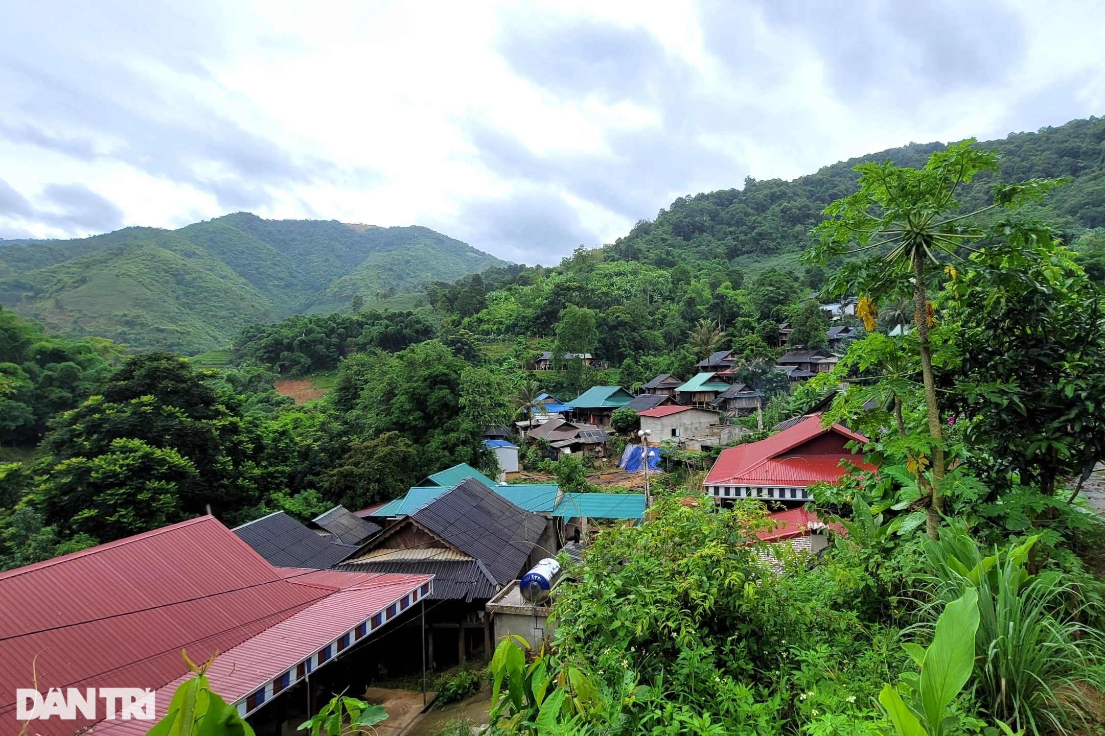 Người đàn ông gần 30 năm làm việc đặc biệt, miễn phí cho phụ nữ vùng cao - 1 Người đàn ông gần 30 năm làm việc đặc biệt, miễn phí cho phụ nữ vùng cao - 1