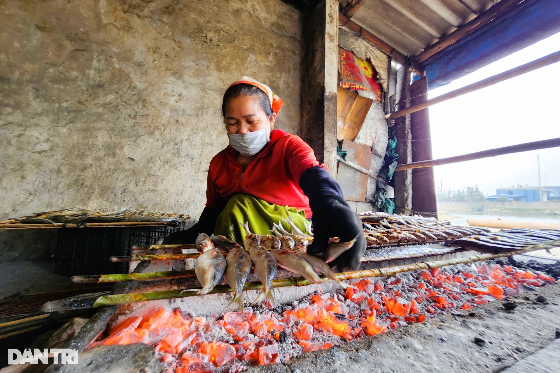 Làng đỏ lửa suốt ngày đêm nướng đủ loại cá, cày vụ Tết - 3 Làng đỏ lửa suốt ngày đêm nướng đủ loại cá, cày vụ Tết - 3
