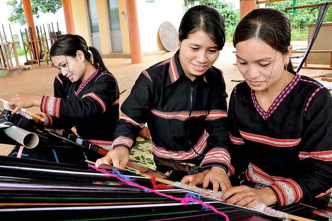 Nhờ nguồn vốn từ Quỹ Quốc gia về việc làm, nghề dệt thổ cẩm của đồng bào dân tộc tiếp tục được duy trì và phát triển