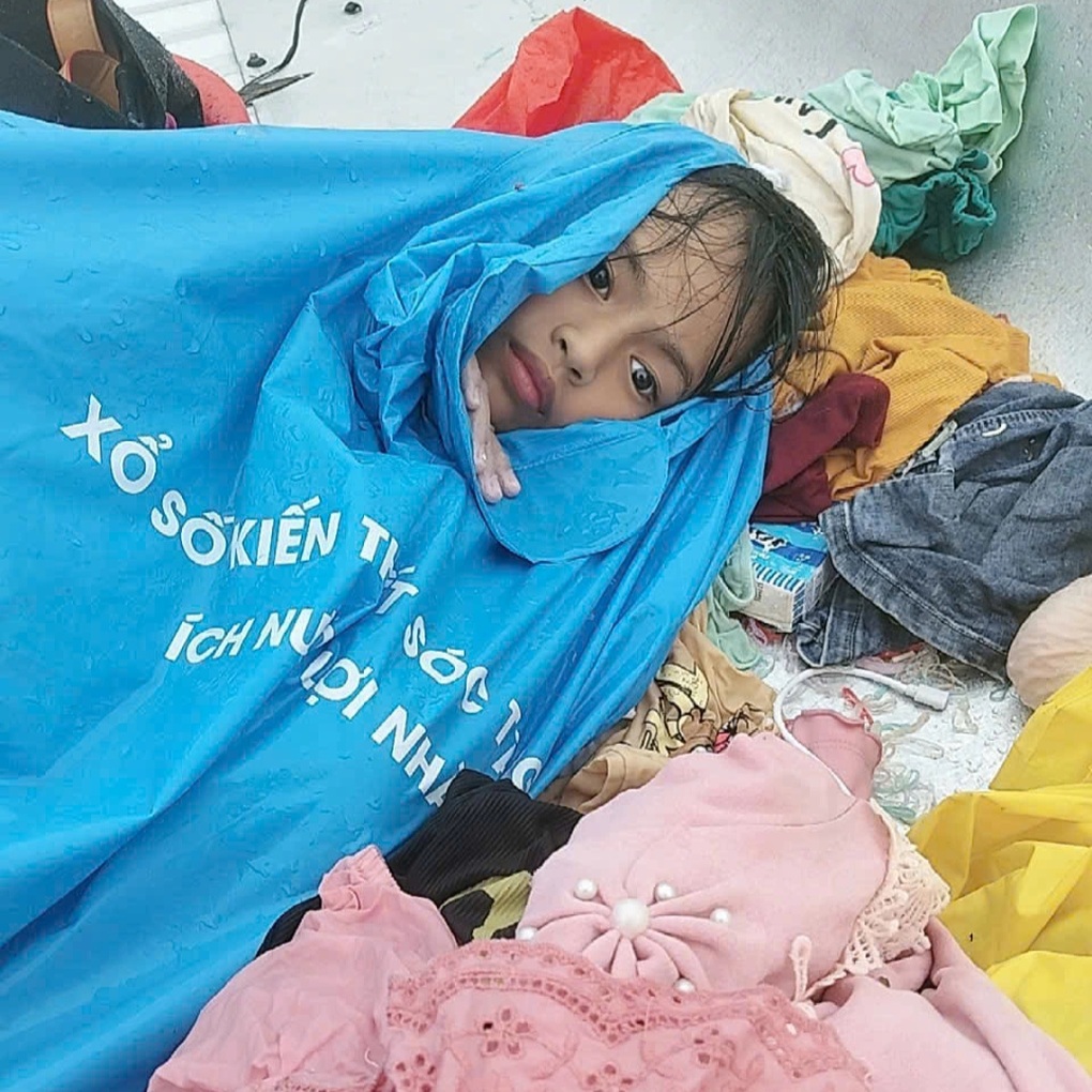 Mẹ ôm hai con trên nóc nhà kể 27 tiếng sinh tử giữa lũ, vỡ òa khi gặp chồng - 5