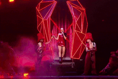 Nữ ca sĩ Anne-Marie được khen ngợi sau cú trượt ngã trên sân khấu