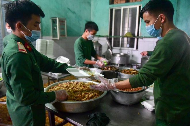 Chiến sĩ vội vã chuẩn bị hàng trăm suất cơm trong khu cách ly tại Lạng Sơn - 8 Chiến sĩ vội vã chuẩn bị hàng trăm suất cơm trong khu cách ly tại Lạng Sơn - 8