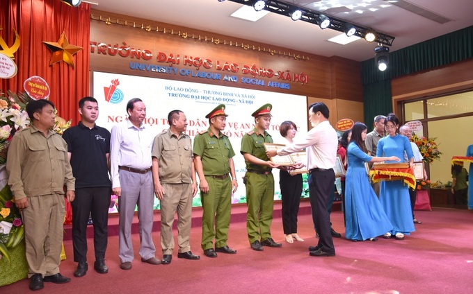Đồng chí Bùi Tuấn Anh - Phó Bí thư Quận ủy, Chủ tịch UBND quận Cầu Giấy trao thưởng cho các tập thể và cá nhân của phường Trung Hòa