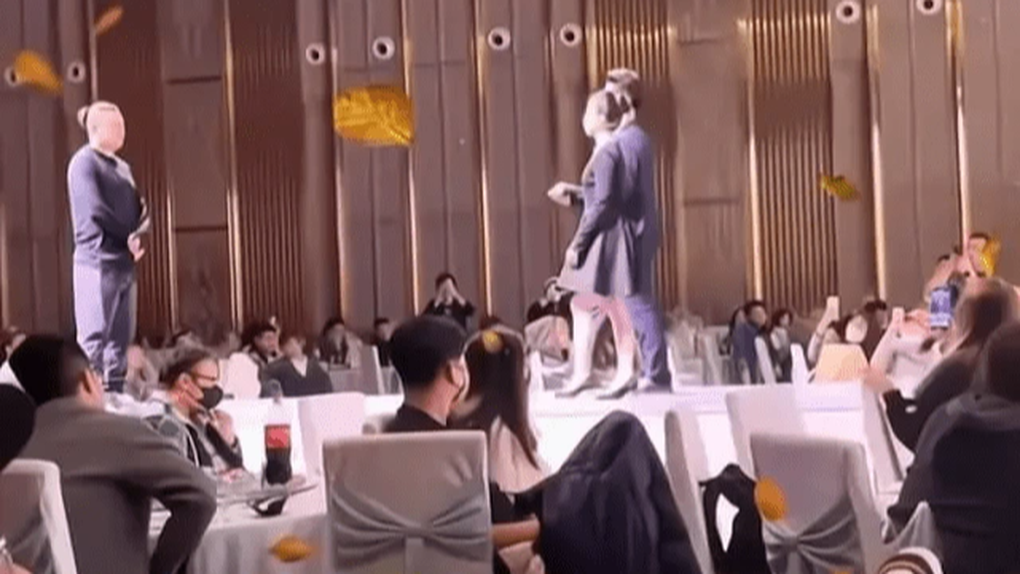 Trung Quốc: Cặp đôi tổ chức tiệc ly hôn, mời khách nhận lại tiền mừng cưới - 2 Trung Quốc: Cặp đôi tổ chức tiệc ly hôn, mời khách nhận lại tiền mừng cưới - 2