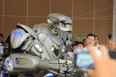 Rô bốt khổng lồ nổi tiếng thế giới lần đầu đến Việt Nam
