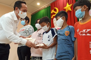 "Vắng ba mẹ nhưng nay em được nhận quà trung thu, vui lắm!"