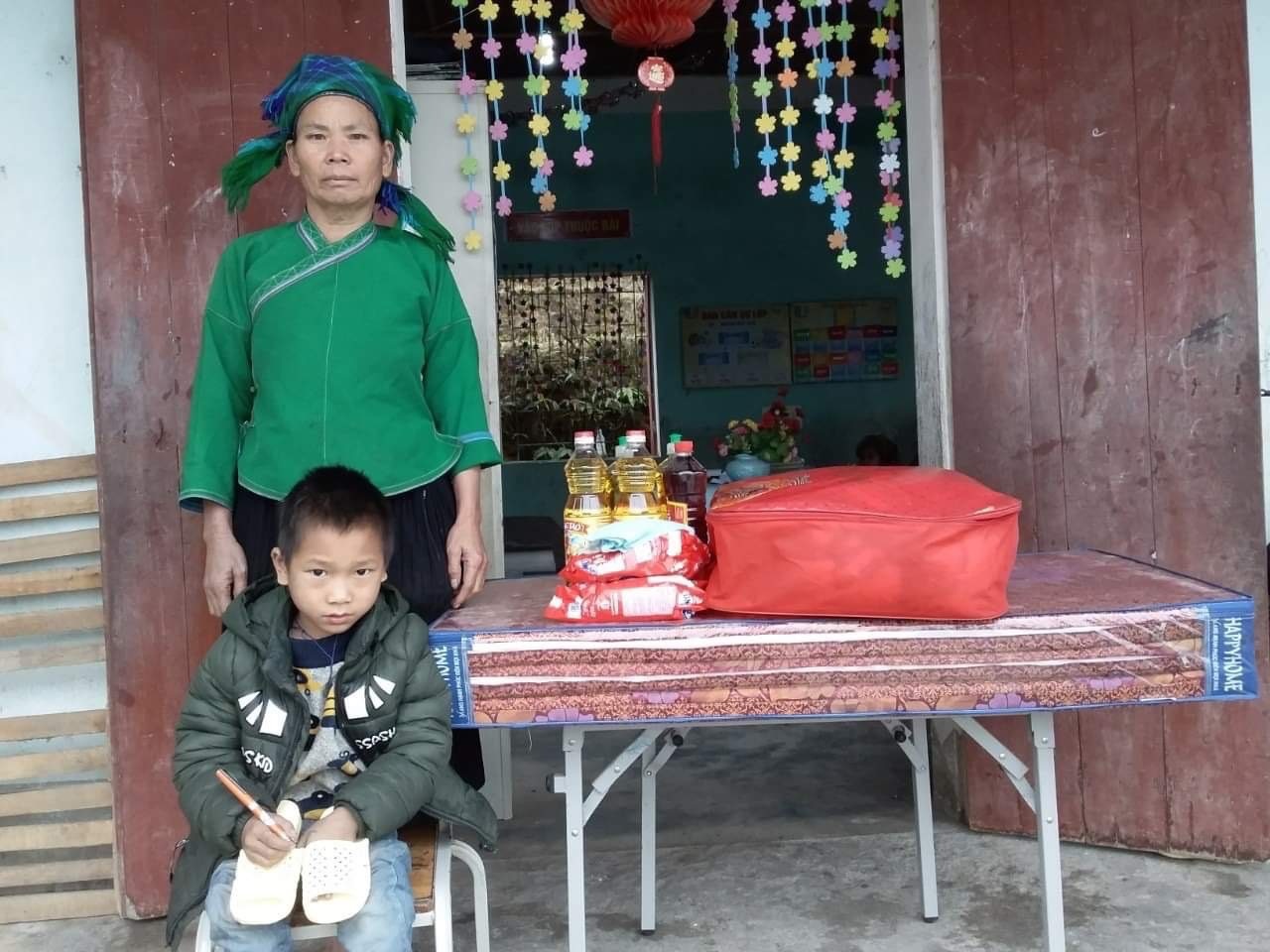 Cậu bé Nùng liệt 2 chân đổi đời nhờ người mẹ nuôi - 3 Cậu bé Nùng liệt 2 chân đổi đời nhờ người mẹ nuôi - 3